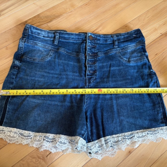 Refuge Denim Jean Shorts with Lace Detail Size 16 - Picture 6 of 9